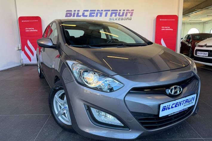 Brun Hyundai i30 fra 2014 set udefra