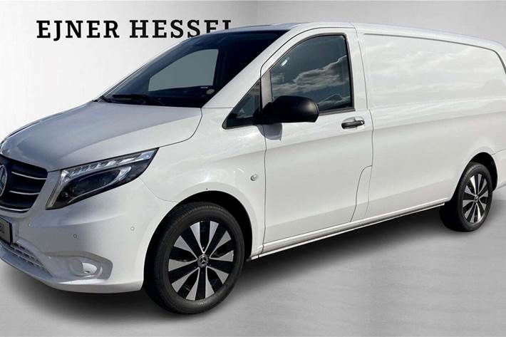 Hvid Mercedes Vito 114 fra 2021 set udefra
