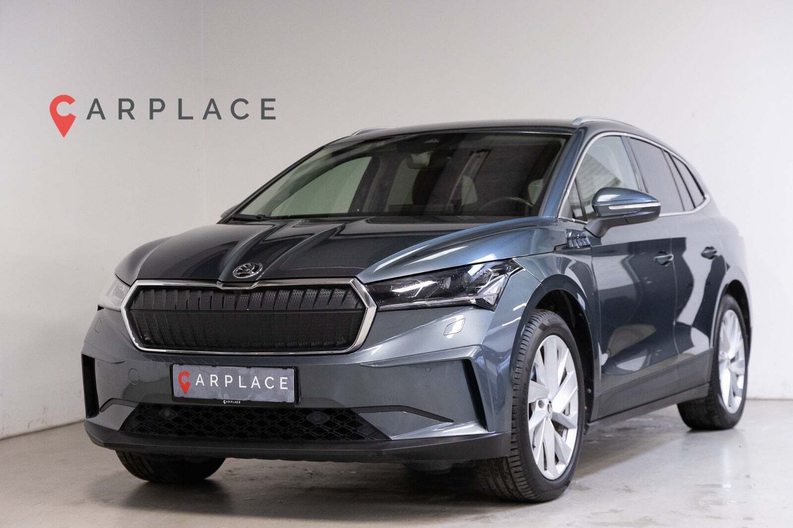 Grå Skoda Enyaq fra 2021 set udefra
