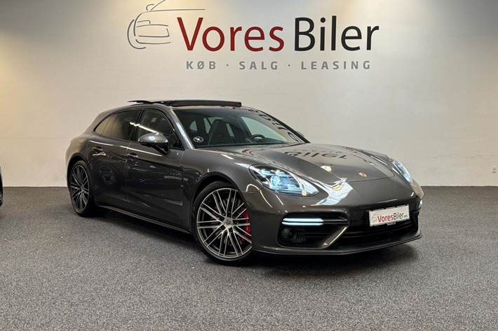Grå Porsche Panamera Turbo fra 2018 set udefra
