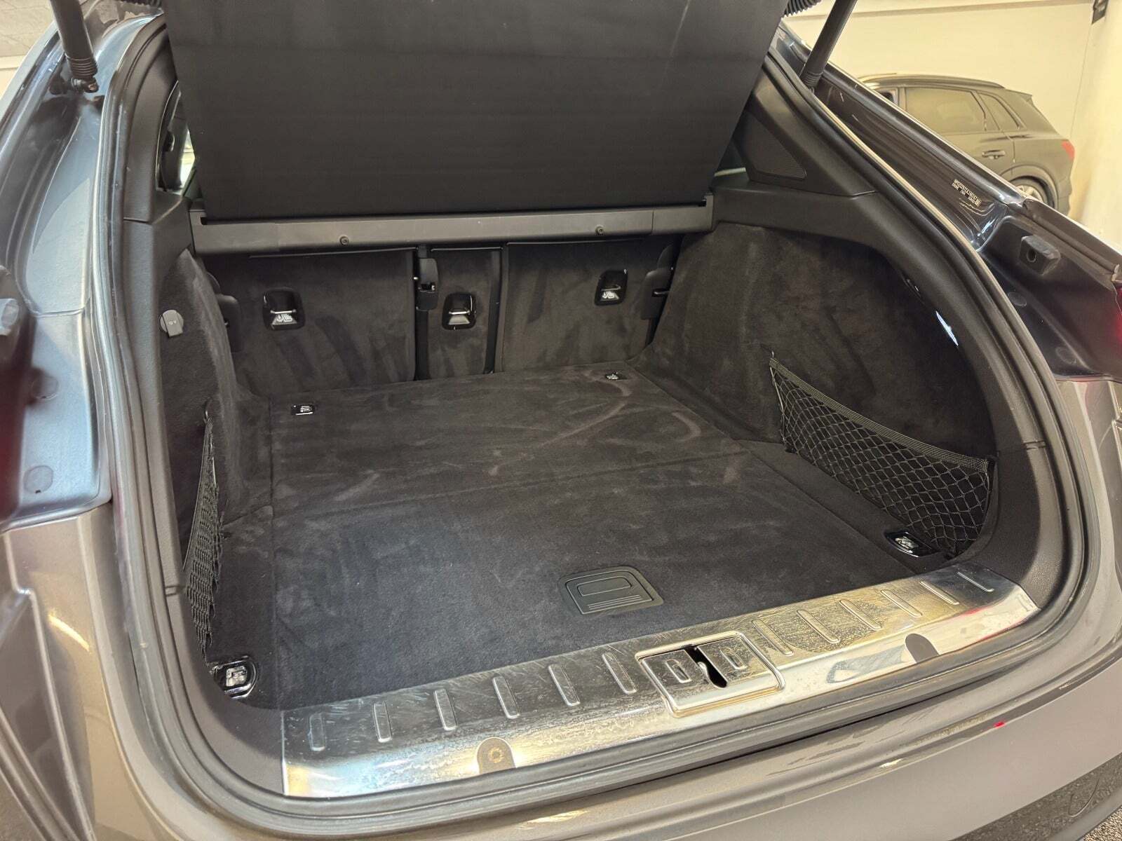 Grå Porsche Panamera Turbo fra 2018