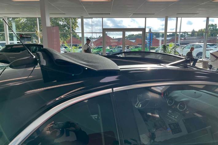 Blå Opel Adam fra 2017 set udefra