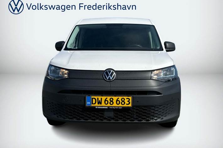 Hvid VW Caddy fra 2024 set udefra