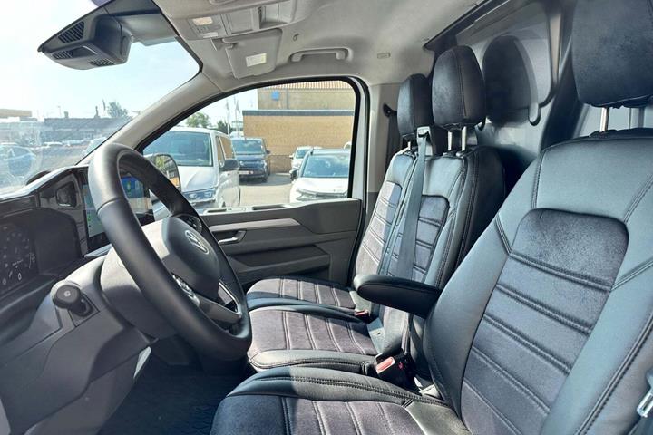 Hvid VW Transporter fra 2025