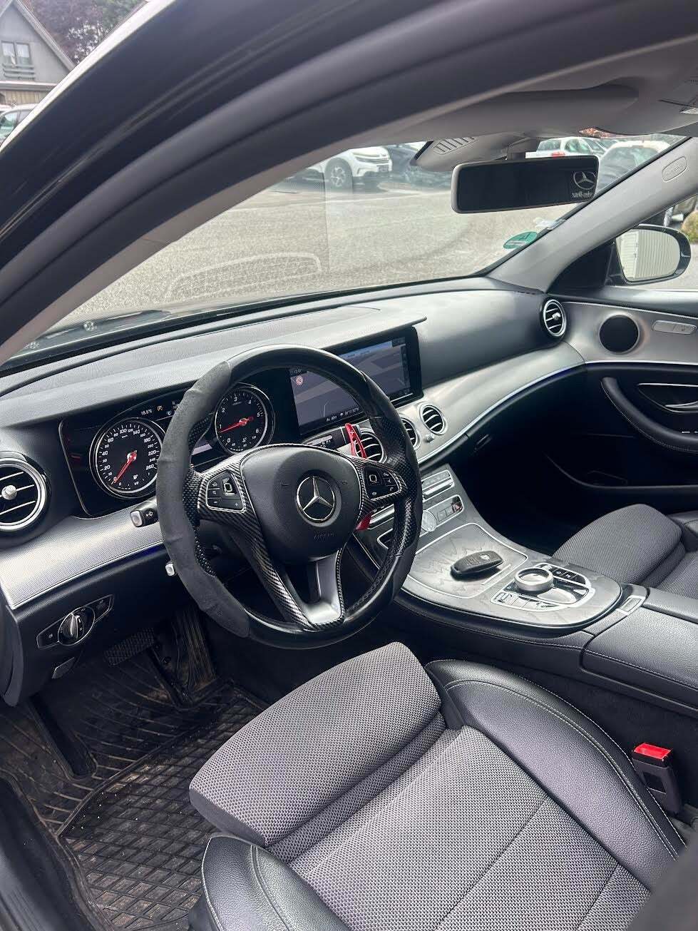 Sort Mercedes E220 d fra 2017