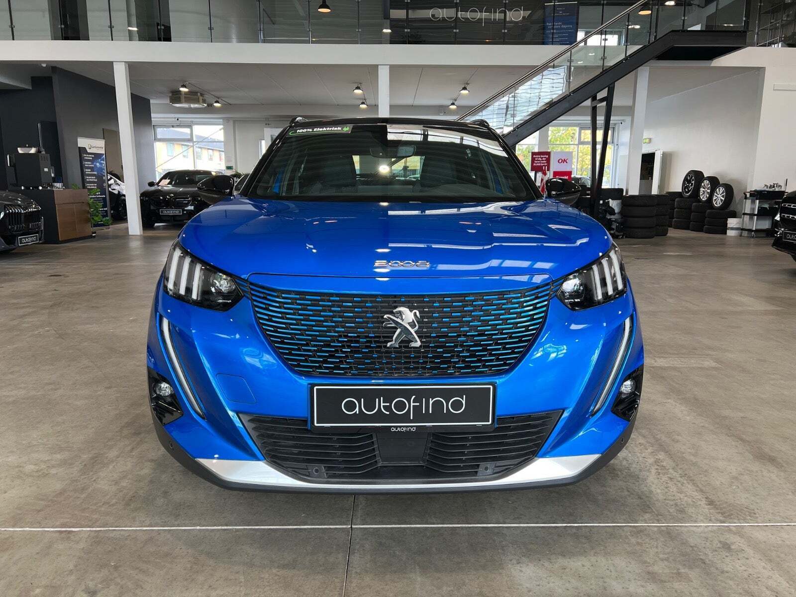 Blå Peugeot e-2008 fra 2022