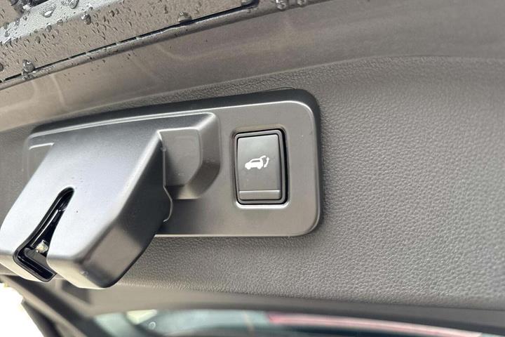 Grå Renault Scenic E-Tech fra 2025