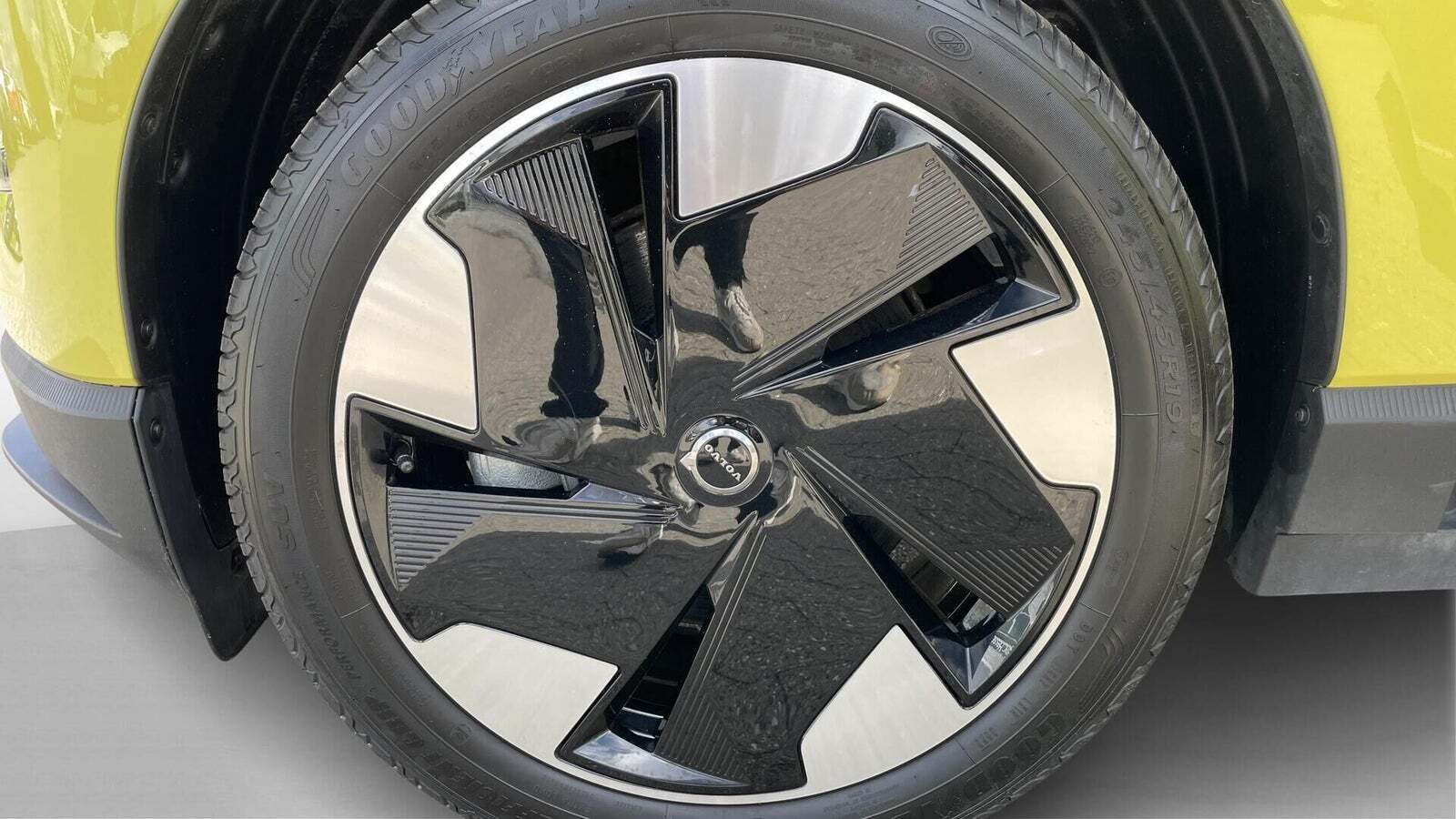 Gul Volvo EX30 fra 2024