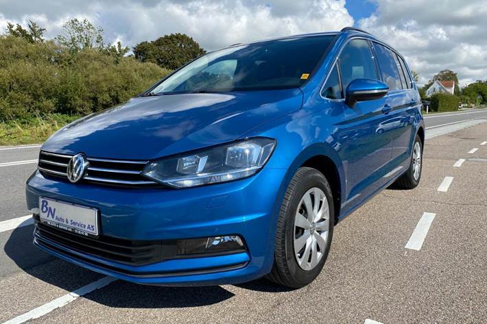 Blå VW Touran fra 2021 set udefra