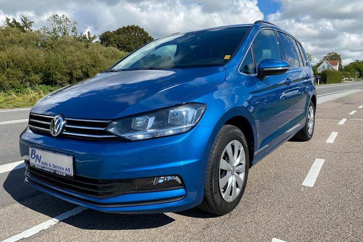 Blå VW Touran fra 2021 set udefra