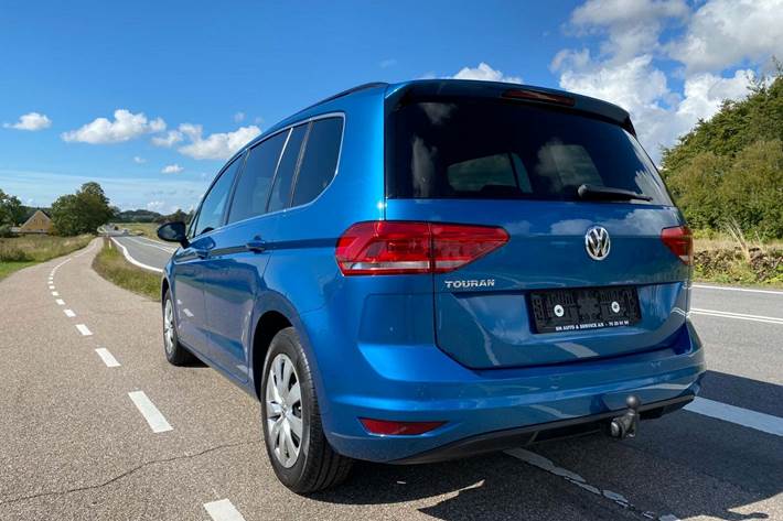 Blå VW Touran fra 2021