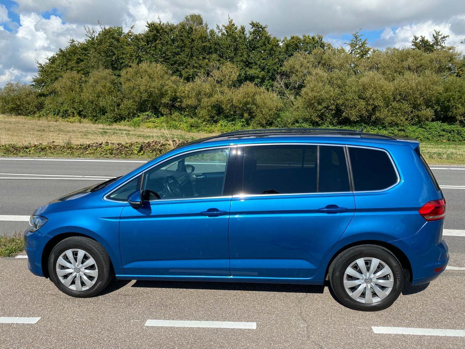 Blå VW Touran fra 2021