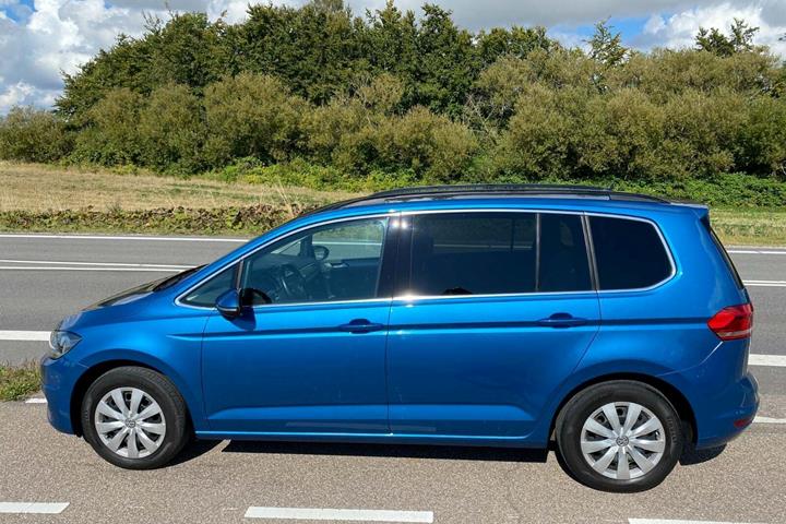 Blå VW Touran fra 2021