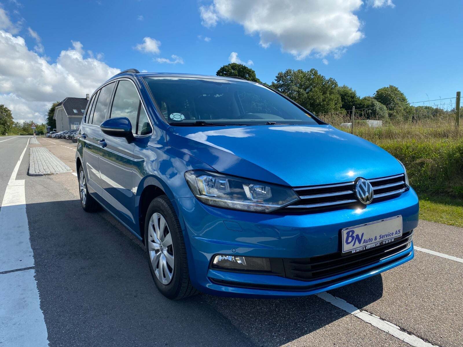 Blå VW Touran fra 2021