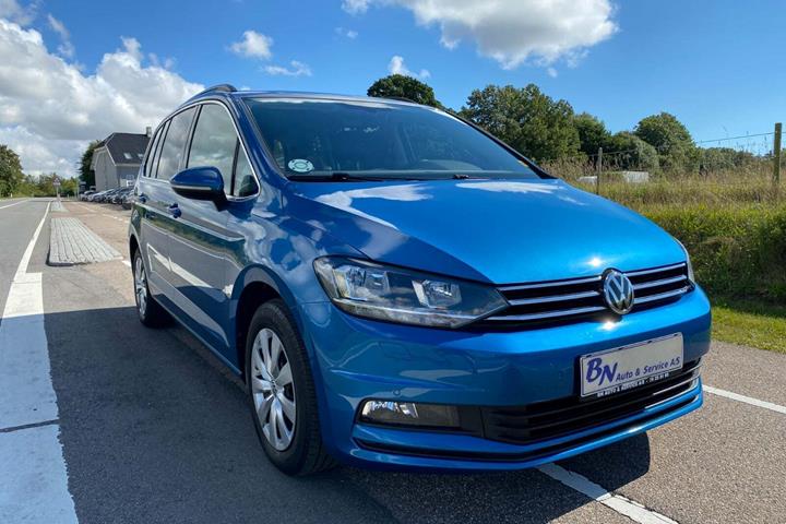 Blå VW Touran fra 2021