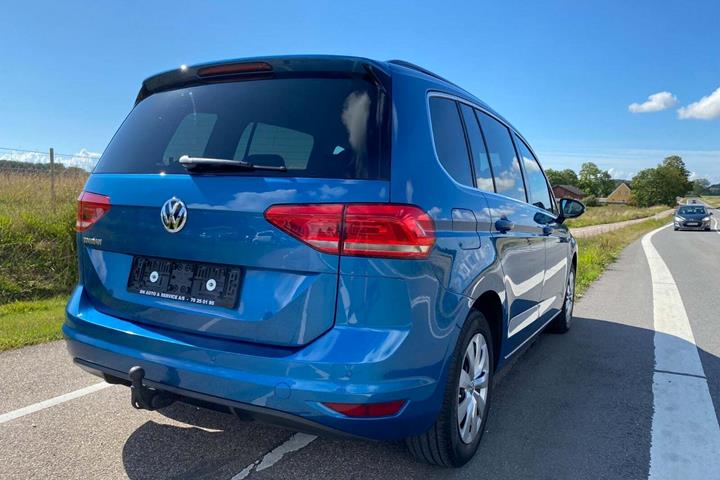 Blå VW Touran fra 2021