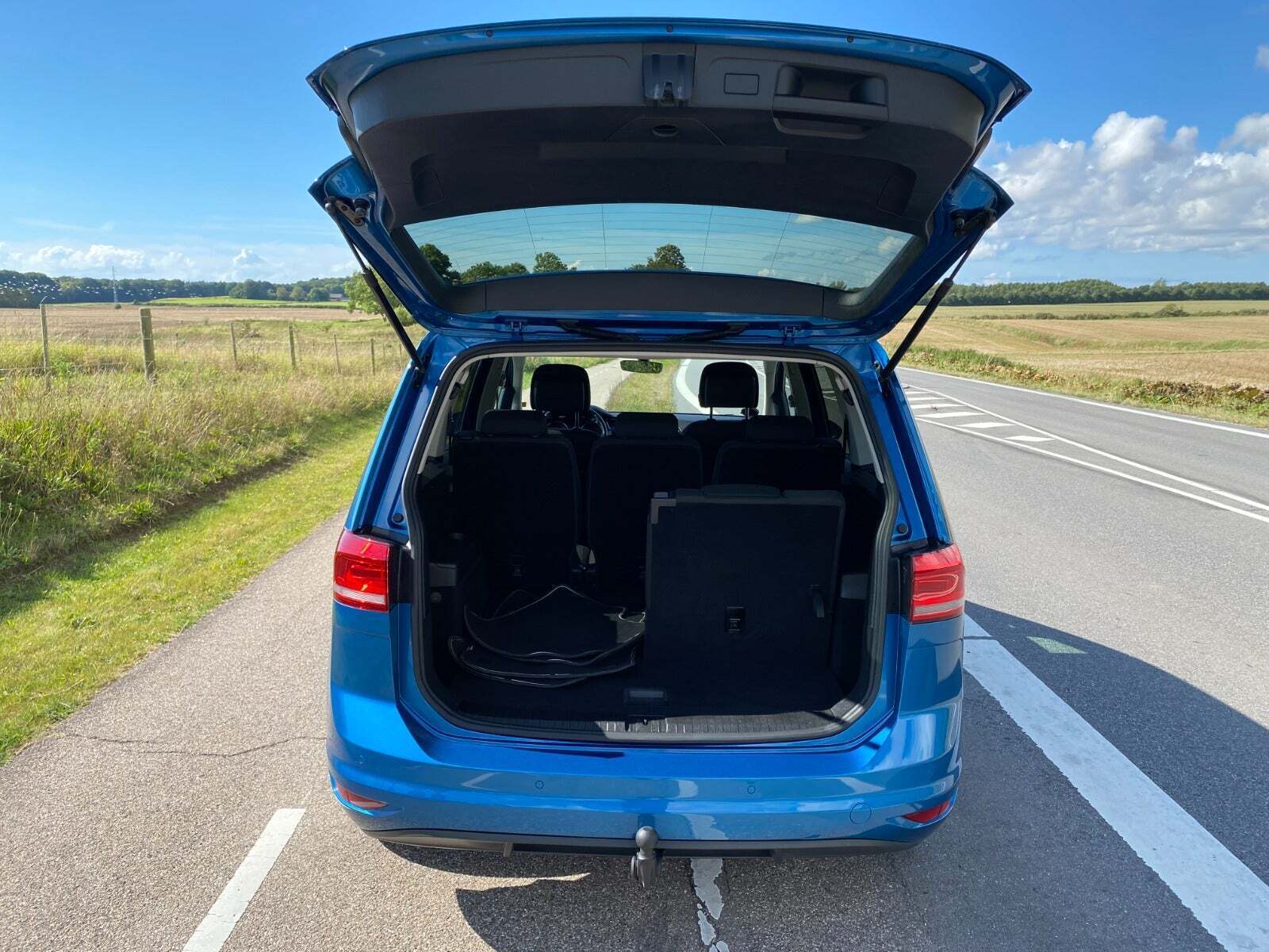 Blå VW Touran fra 2021