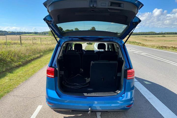 Blå VW Touran fra 2021