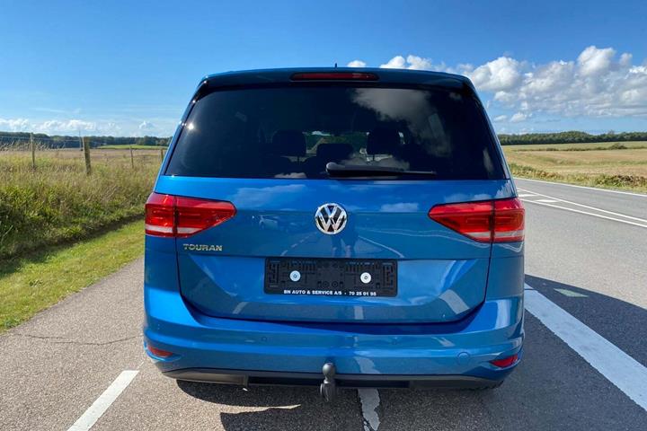Blå VW Touran fra 2021