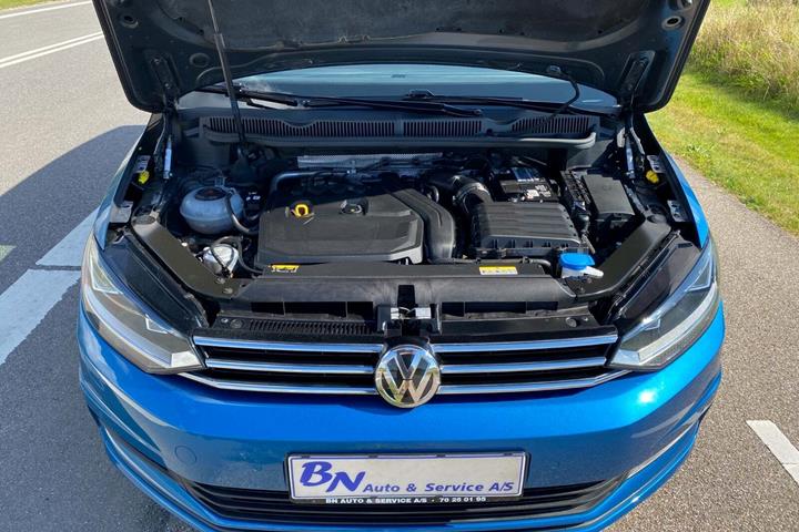 Blå VW Touran fra 2021