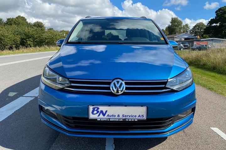 Blå VW Touran fra 2021