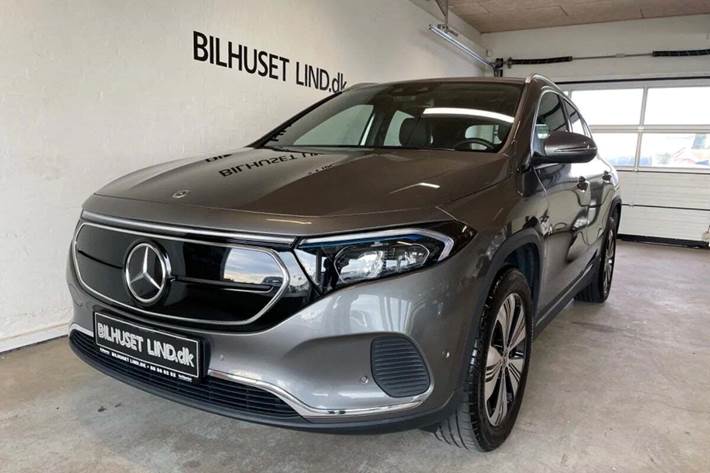 Grøn Mercedes EQA250 fra 2021 set udefra