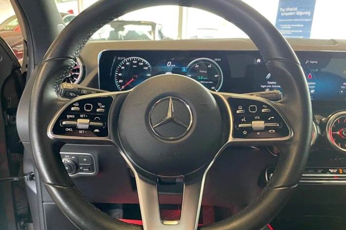 Grøn Mercedes EQA250 fra 2021