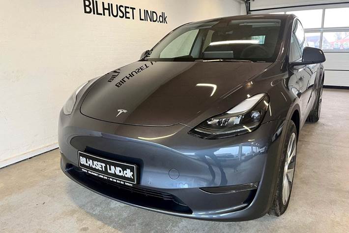 Grå Tesla Model Y fra 2021 set udefra