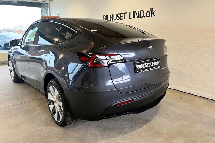 Grå Tesla Model Y fra 2021