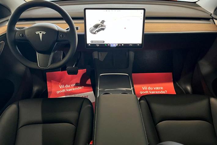 Grå Tesla Model Y fra 2021