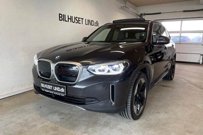 Grøn BMW iX3 fra 2021 set udefra