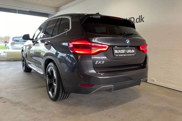 Grøn BMW iX3 fra 2021