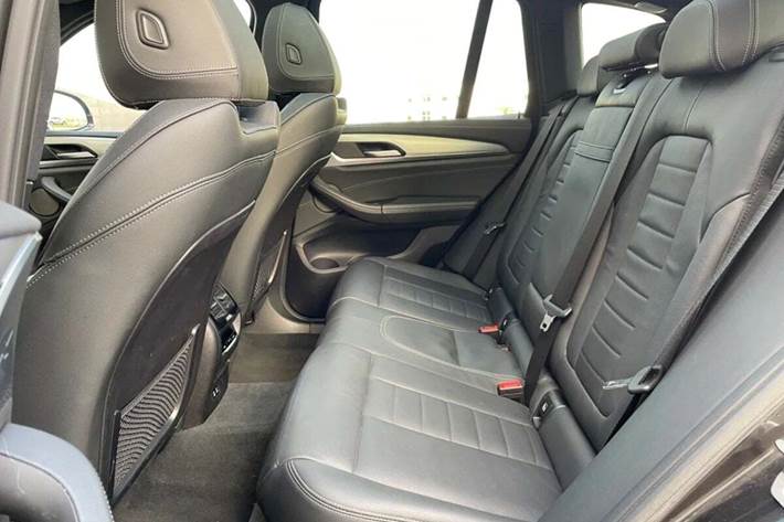 Grøn BMW iX3 fra 2021