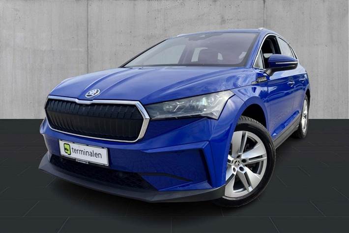 Blå Skoda Enyaq fra 2022 set udefra
