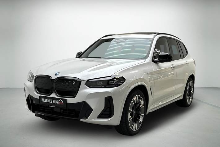 Hvid BMW iX3 fra 2023 set udefra