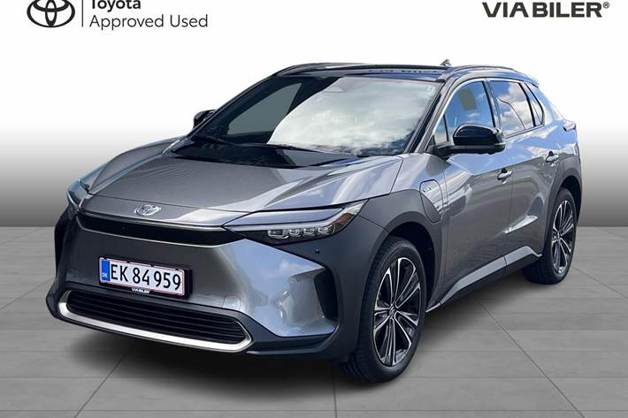 Grå Toyota bZ4X SUV fra 2025 set udefra