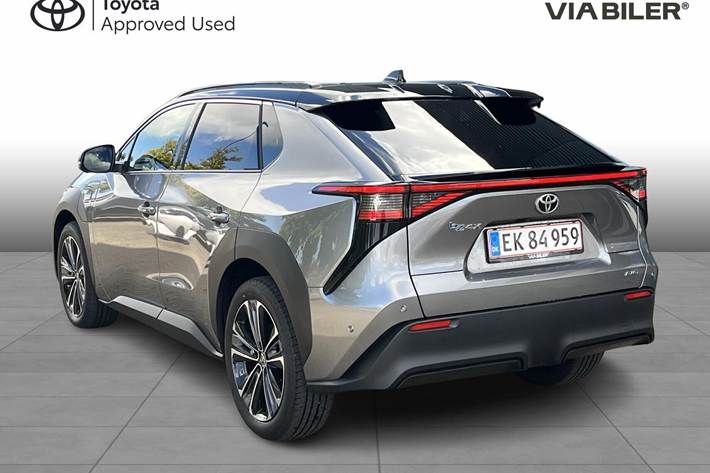 Grå Toyota bZ4X SUV fra 2025 set udefra