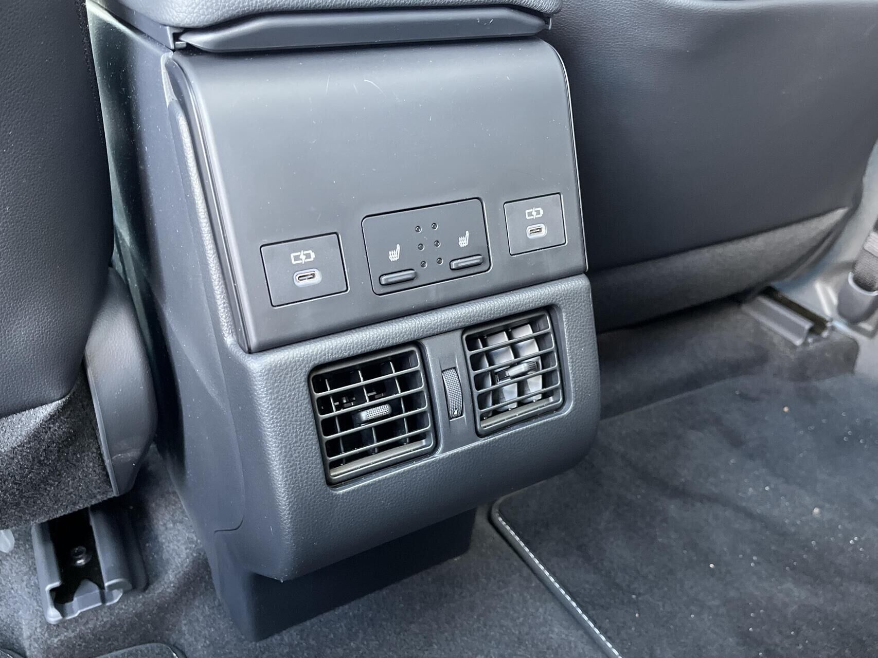 Grå Toyota bZ4X SUV fra 2025