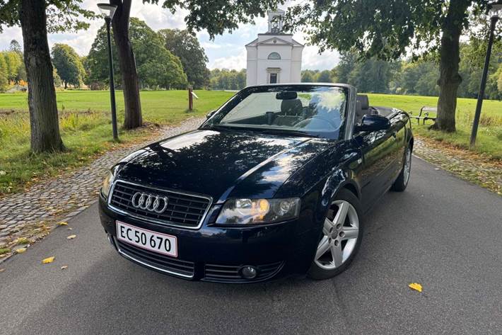 Blå Audi A4 fra 2002 set udefra