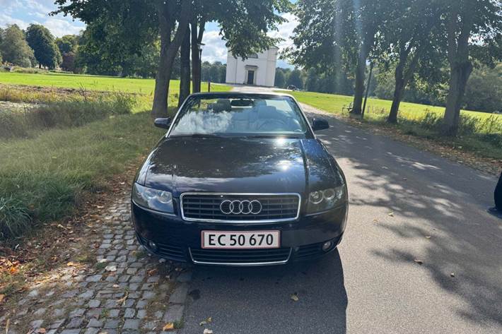 Blå Audi A4 fra 2002