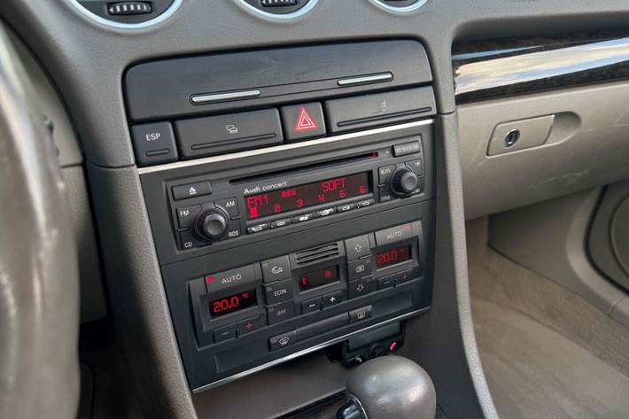 Blå Audi A4 fra 2002