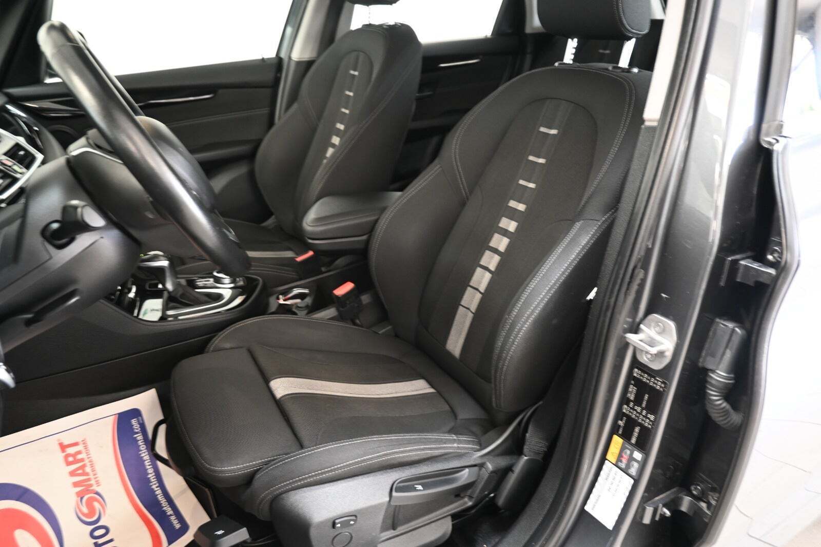 Grå BMW 225xe fra 2018 set indefra