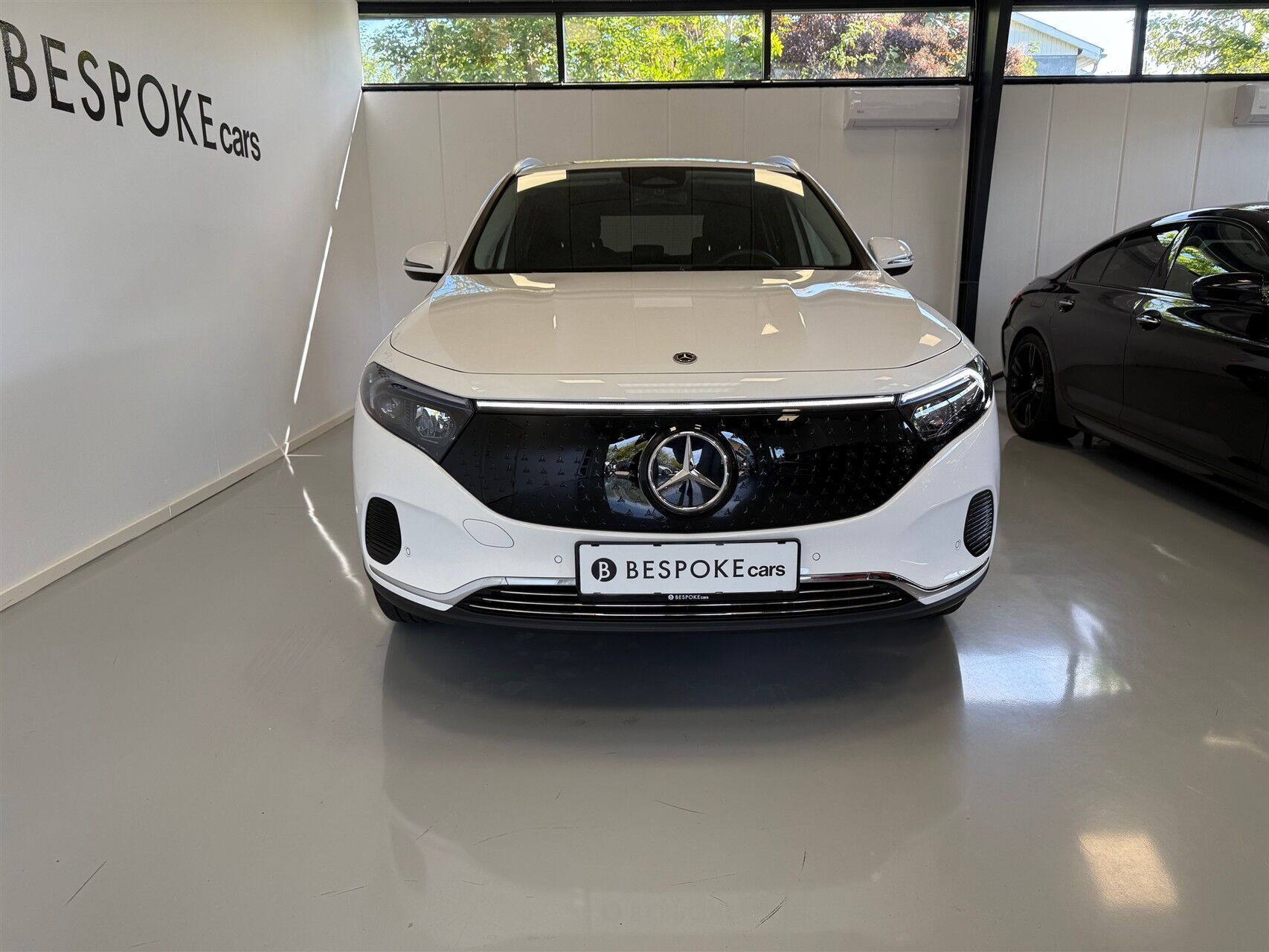 Hvid Mercedes EQA 300 fra 2024