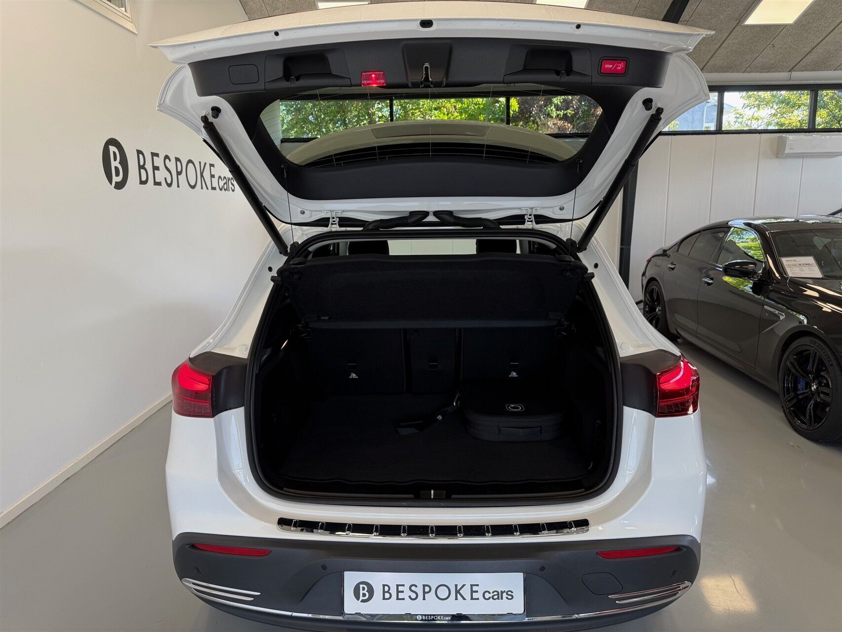 Hvid Mercedes EQA 300 fra 2024