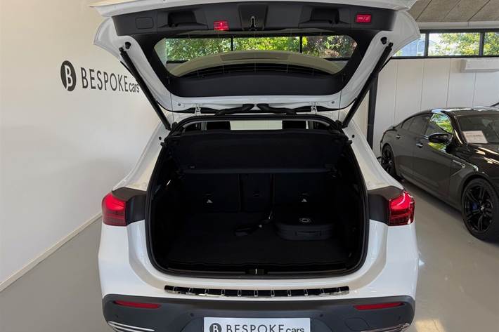 Hvid Mercedes EQA 300 fra 2024