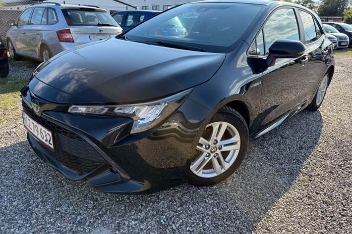 Sort Toyota Corolla fra 2021 set udefra