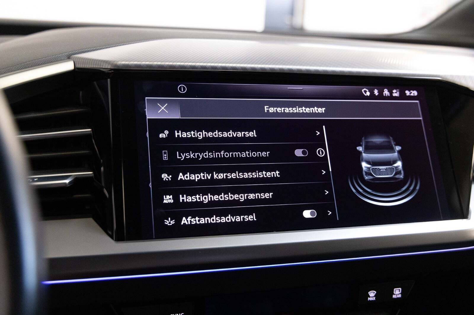 Grå Audi Q4 e-tron fra 2023