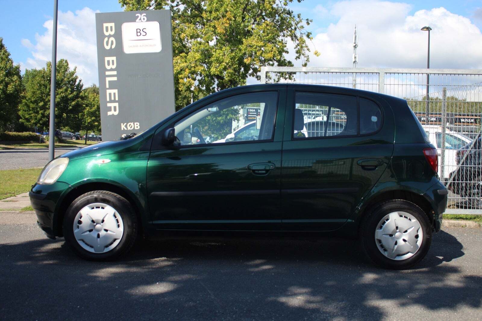 Grøn Toyota Yaris fra 2000