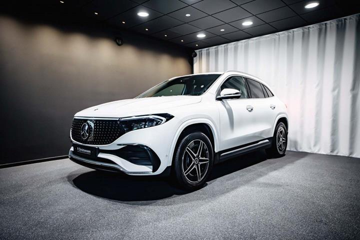 Hvid Mercedes EQA250+ fra 2025 set udefra