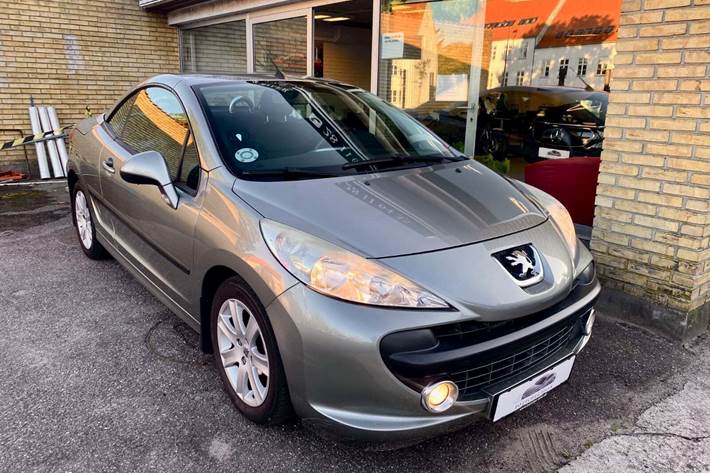 Beige Peugeot 207 fra 2008 set udefra